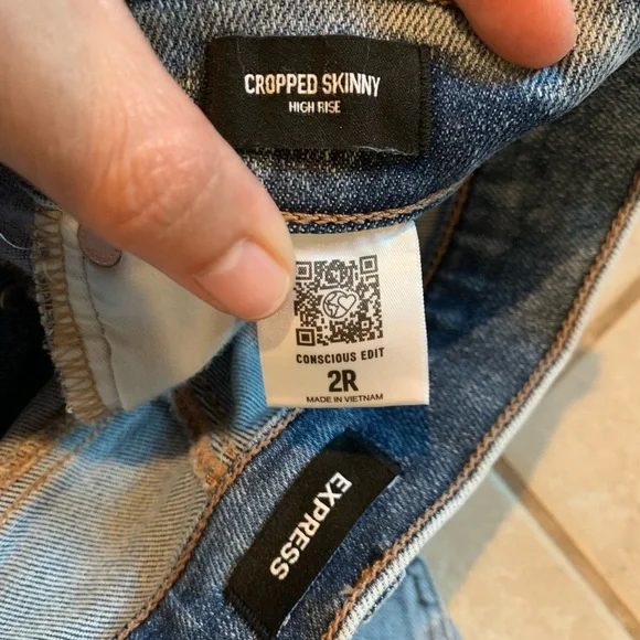 Express light wash crossover skinny jeans. Size 2. - Picture 5 of 9
